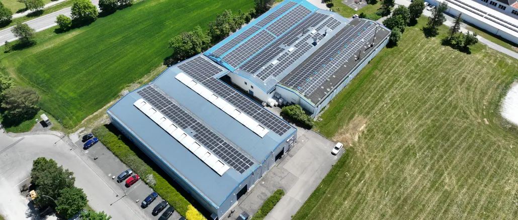 Die 3.500 Quadratmeter große Dach-Photovoltaikanlage der Rex Industrie-Produkte Graf von Rex GmbH in Vellberg. Foto: Rex GmbH